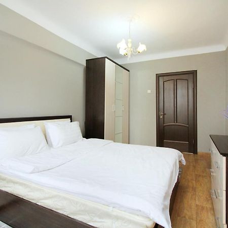 Spacious Central Apartment Алма Ата Екстериор снимка
