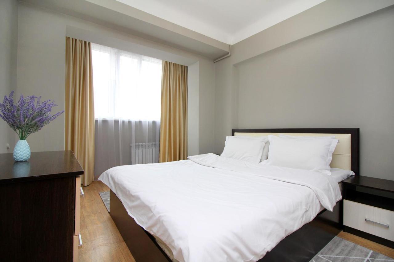 Spacious Central Apartment Алма Ата Екстериор снимка