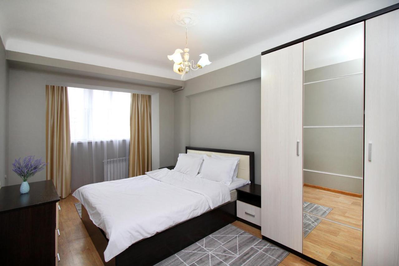 Spacious Central Apartment Алма Ата Екстериор снимка
