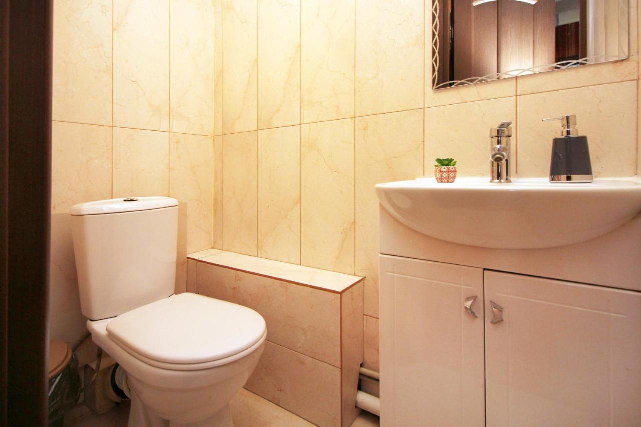 Spacious Central Apartment Алма Ата Екстериор снимка